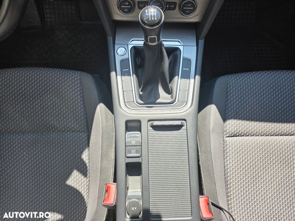 Volkswagen Passat 2.0 TDI Trendline - 24