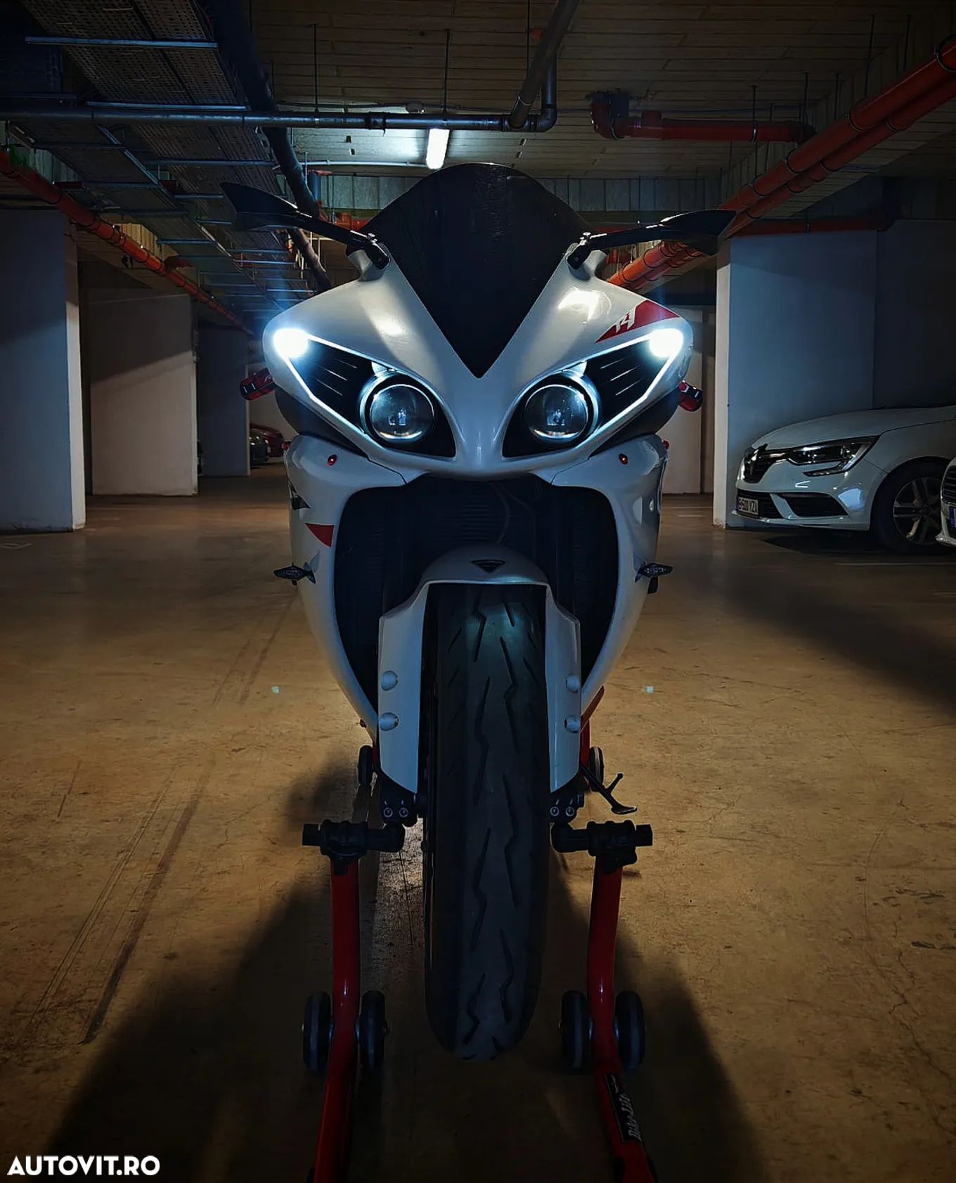 Yamaha YZF 1000 R1 - 1
