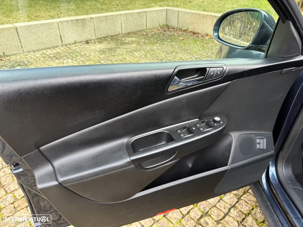 VW Passat Variant 2.0 TDi Highline - 22