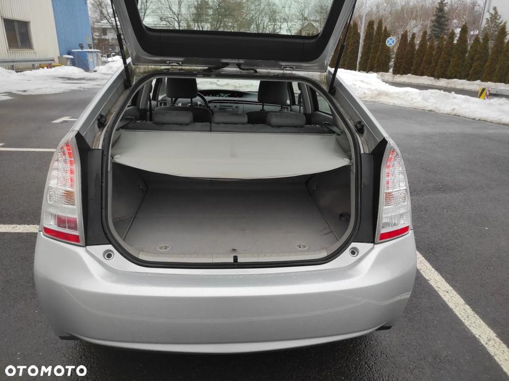 Toyota Prius (Hybrid) Life - 11