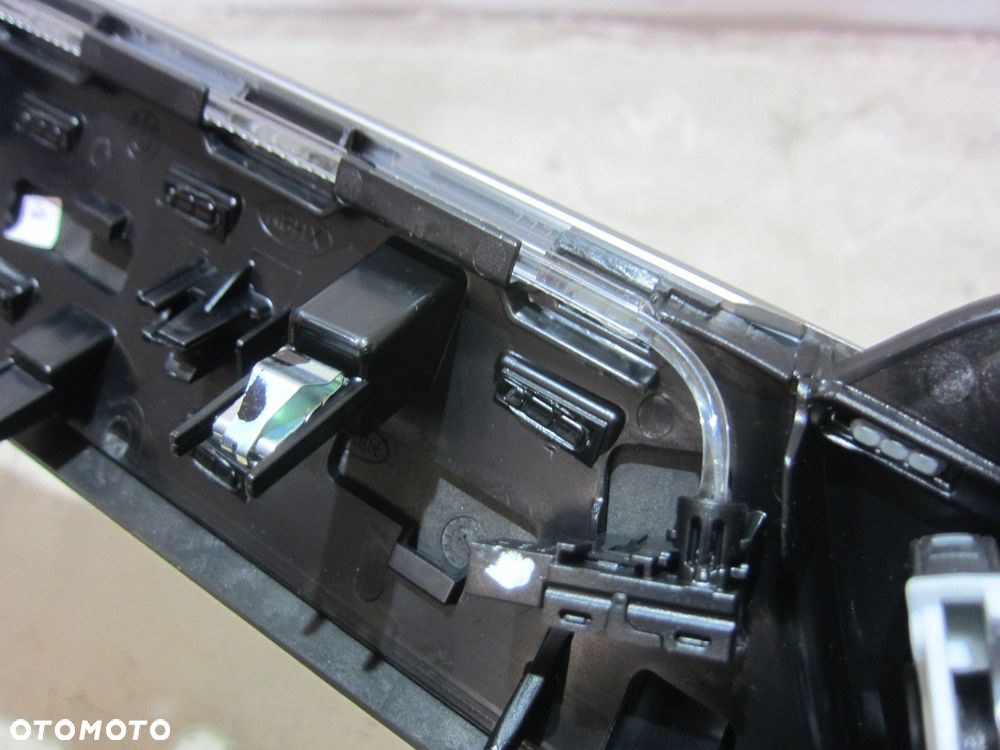 BMW X1 F48 LISTWY KRATKI DEKORY DESKI DRZWI AMBIENTE PERLGLANZ 9347753 LED - 5