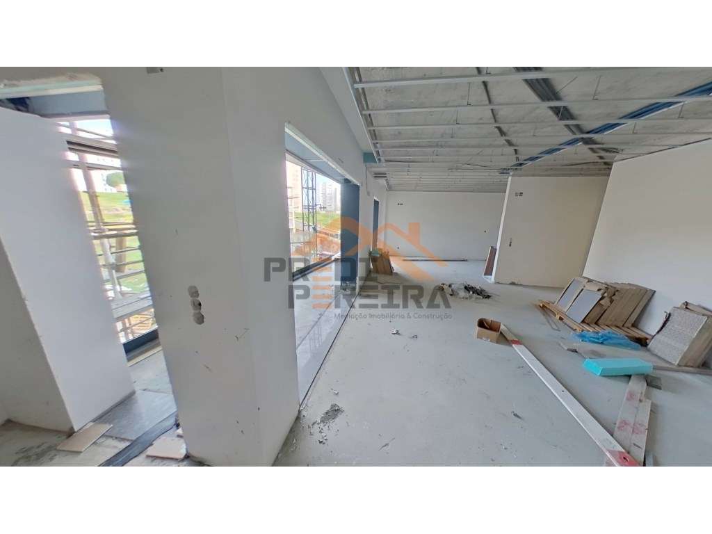 Apartamento T2, localizado em Santo António dos Cavaleiros. - Grande imagem: 3/15