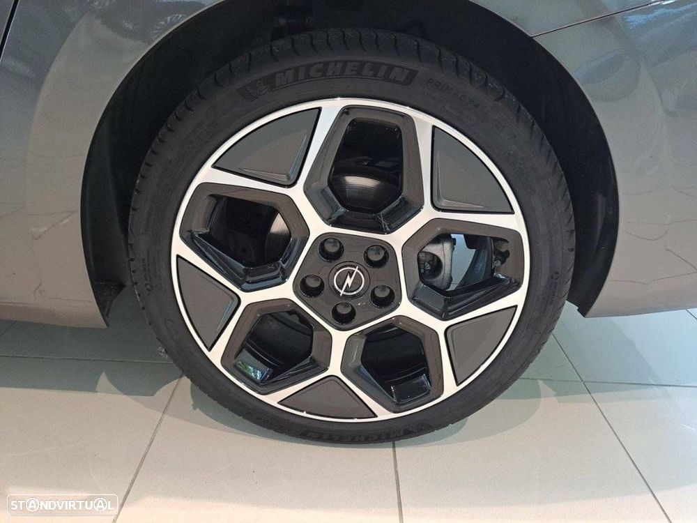Opel Astra 1.2 T GS - 11