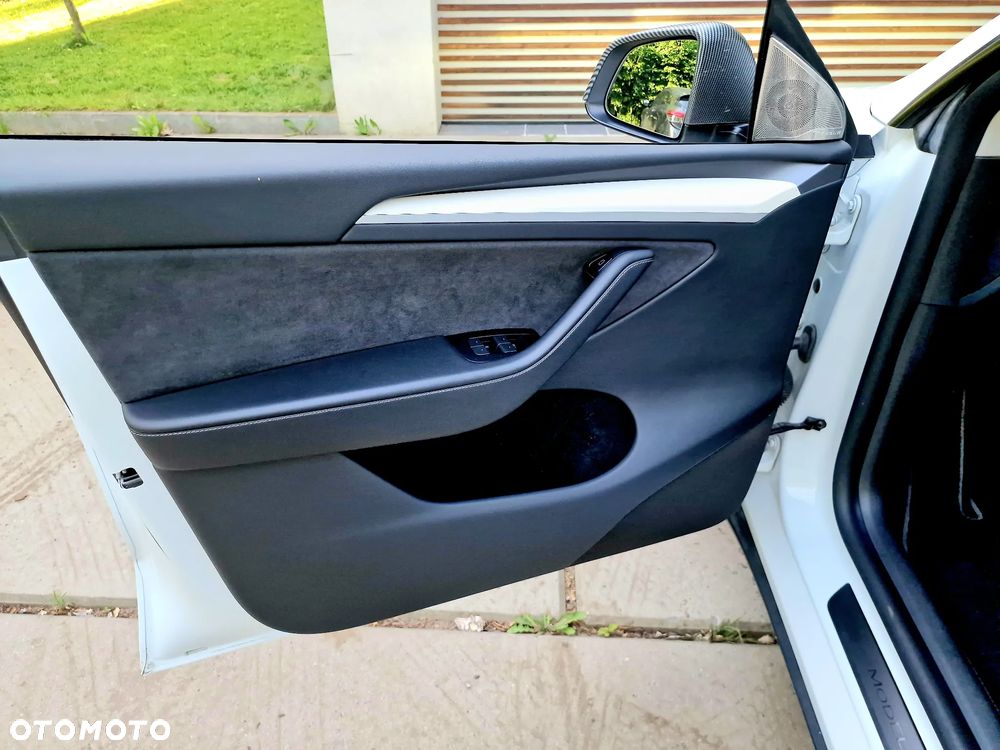 Tesla Model Y Long Range AWD - 18