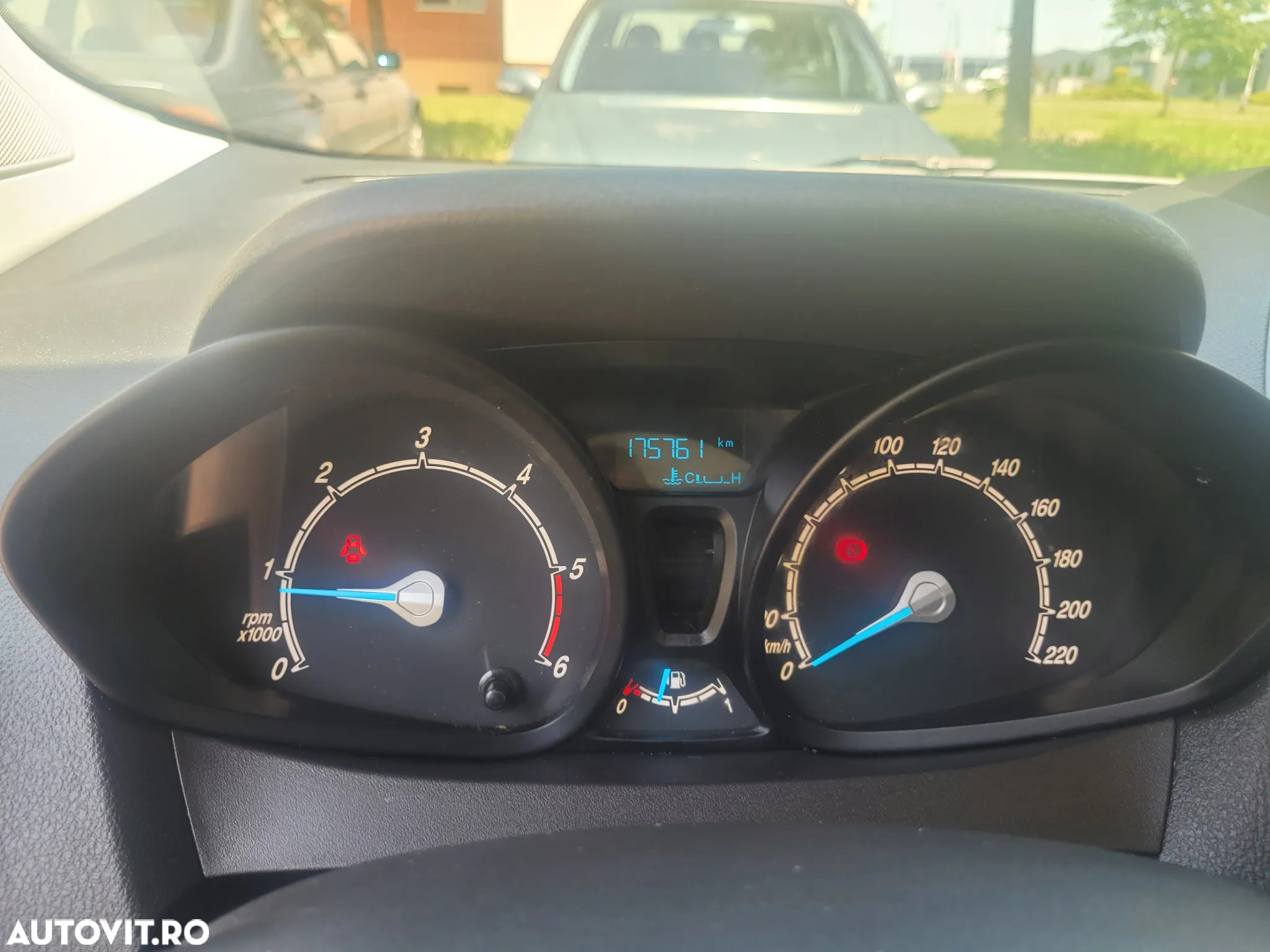 Ford Transit Courier - 12