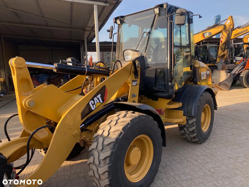 Caterpillar CAT 908M, 2017 ROK, 3900 MTH, ŁYŻKA OTWIERANA + WIDŁY, z NIEMIEC, - 12