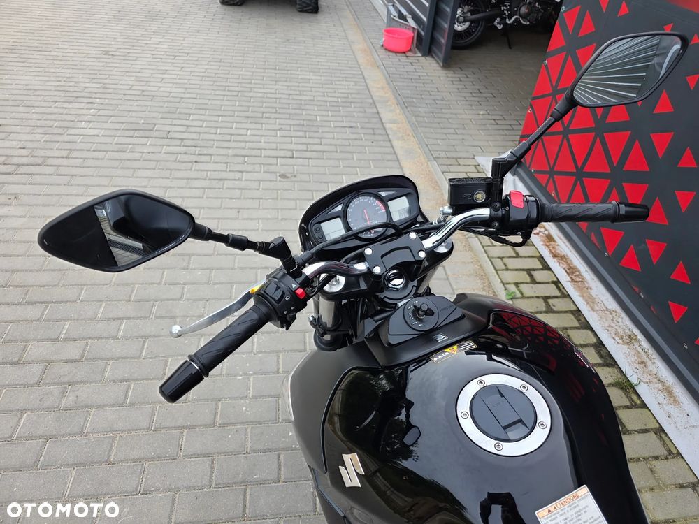 Suzuki GSR - 19
