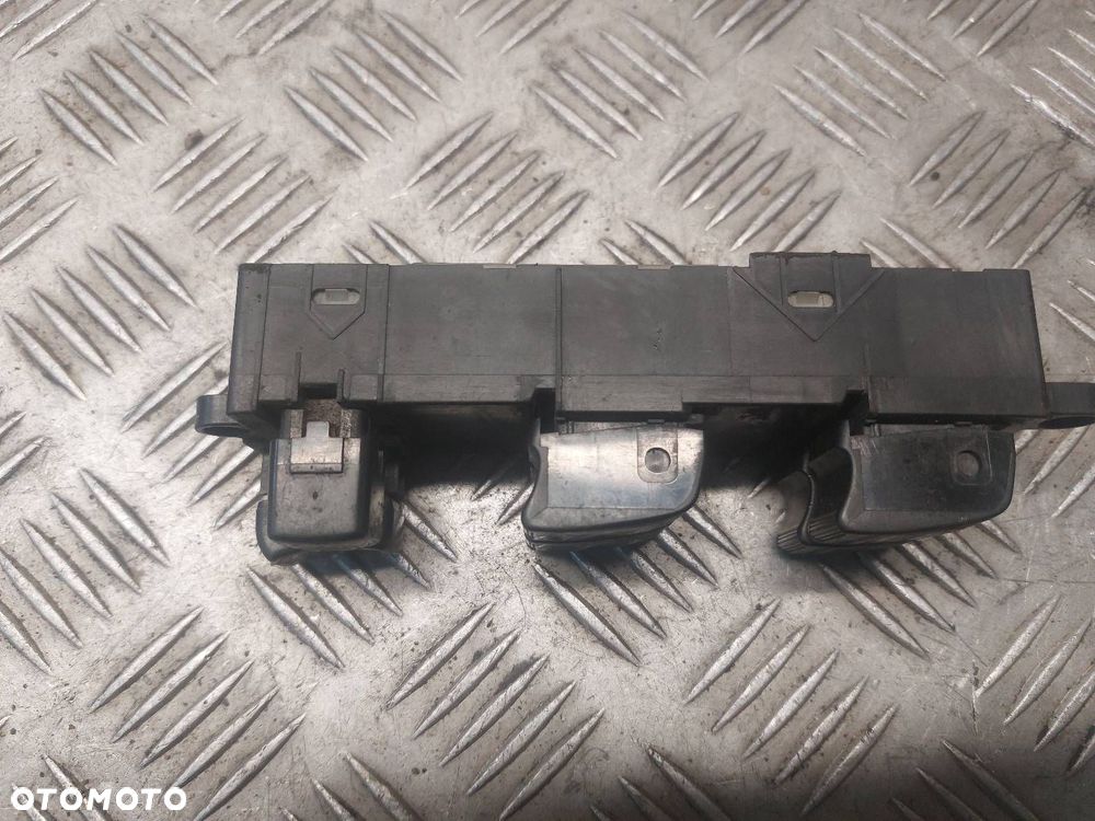 PRZEŁĄCZNIK SZYB LEWY PRZÓD NISSAN X-TRAIL I - 3