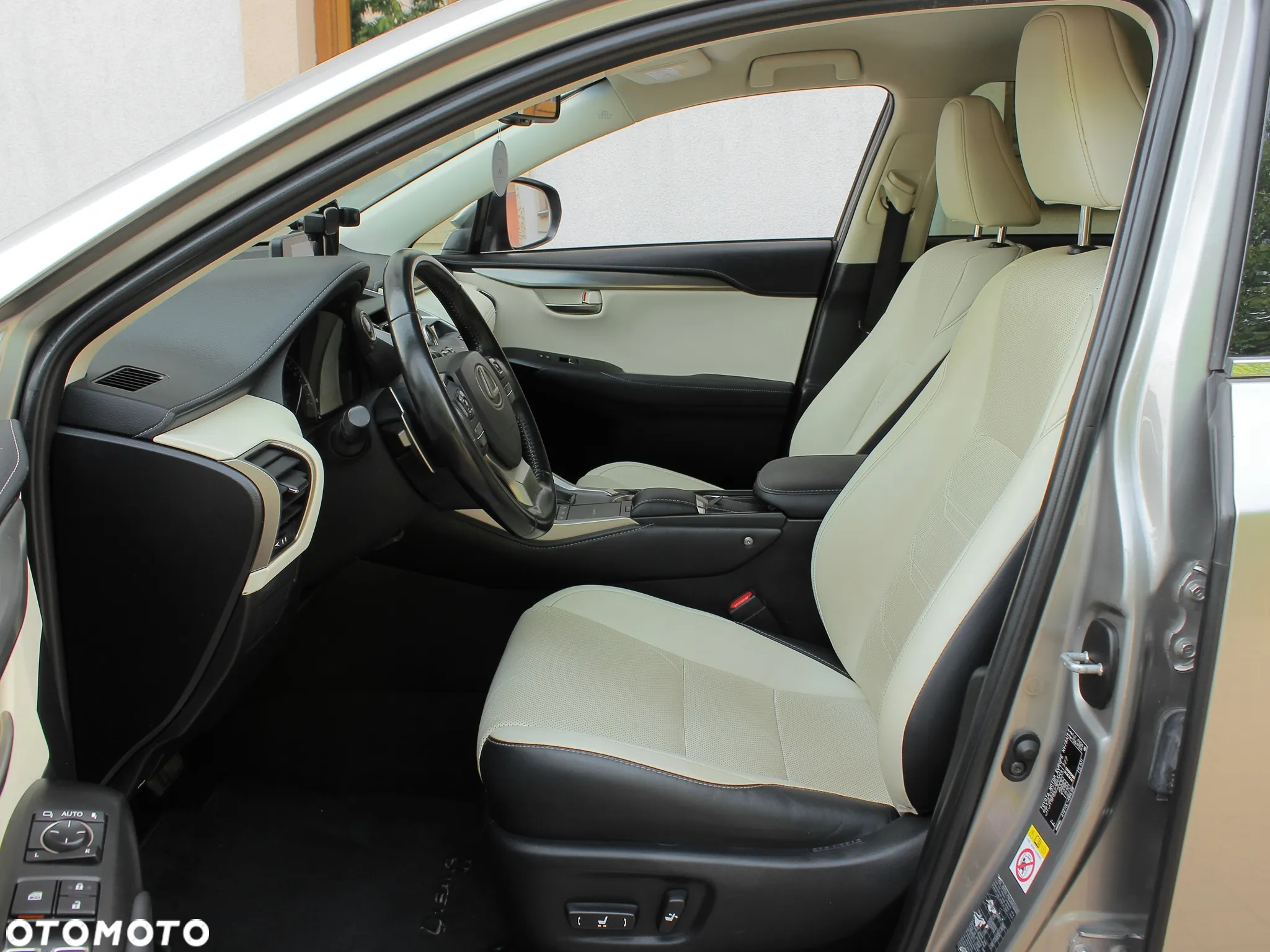 Lexus NX 300h Elite 2WD - 7