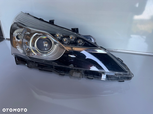 Toyota lampa prawa strona 81110-0f181-00
