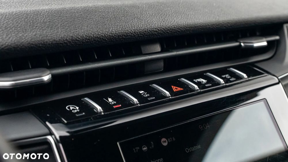 Jeep Grand Cherokee - 32