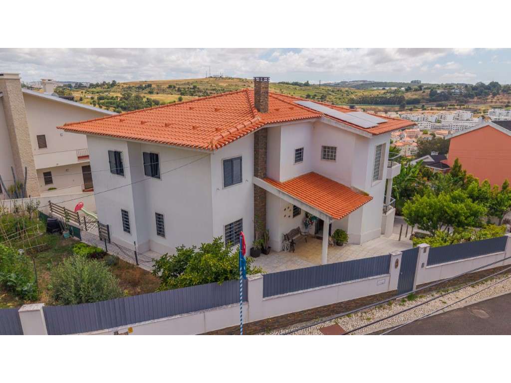 Moradia Isolada T5 Totalmente Remodelada em Oeiras | Jardim, Privac... - Grande imagem: 4/58