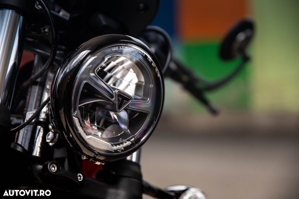 Triumph Bonneville Bobber - 12
