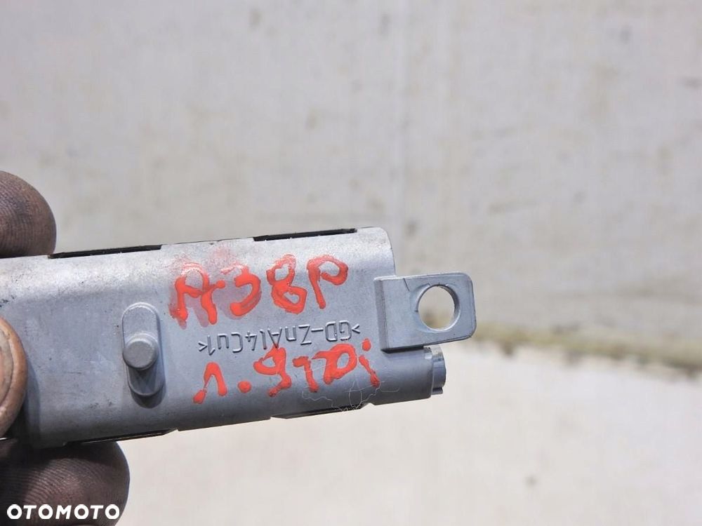 WZMACNIACZ ANTENY AUDI A3 8P 8P3035225B - 2