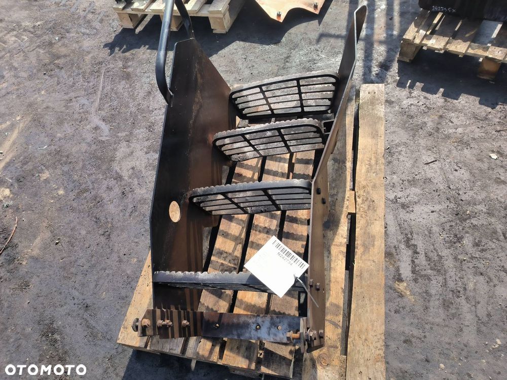 STOPIEŃ LEWY NEW HOLLAND T8.390 - 4