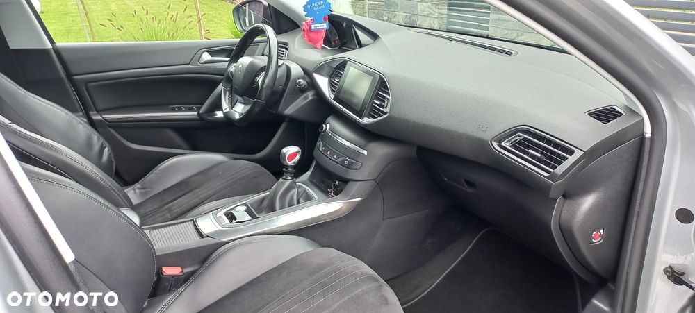 Peugeot 308 1.2 PureTech Allure S&S - 17