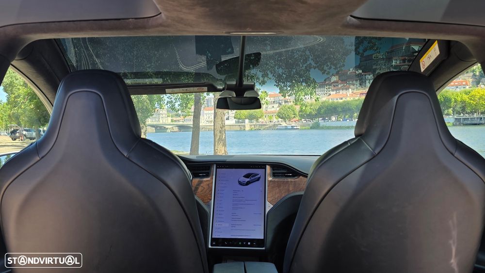 Tesla Model X - 14