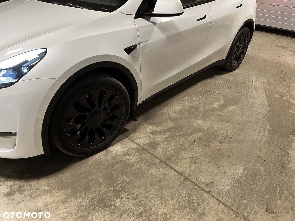 Tesla Model Y - 24