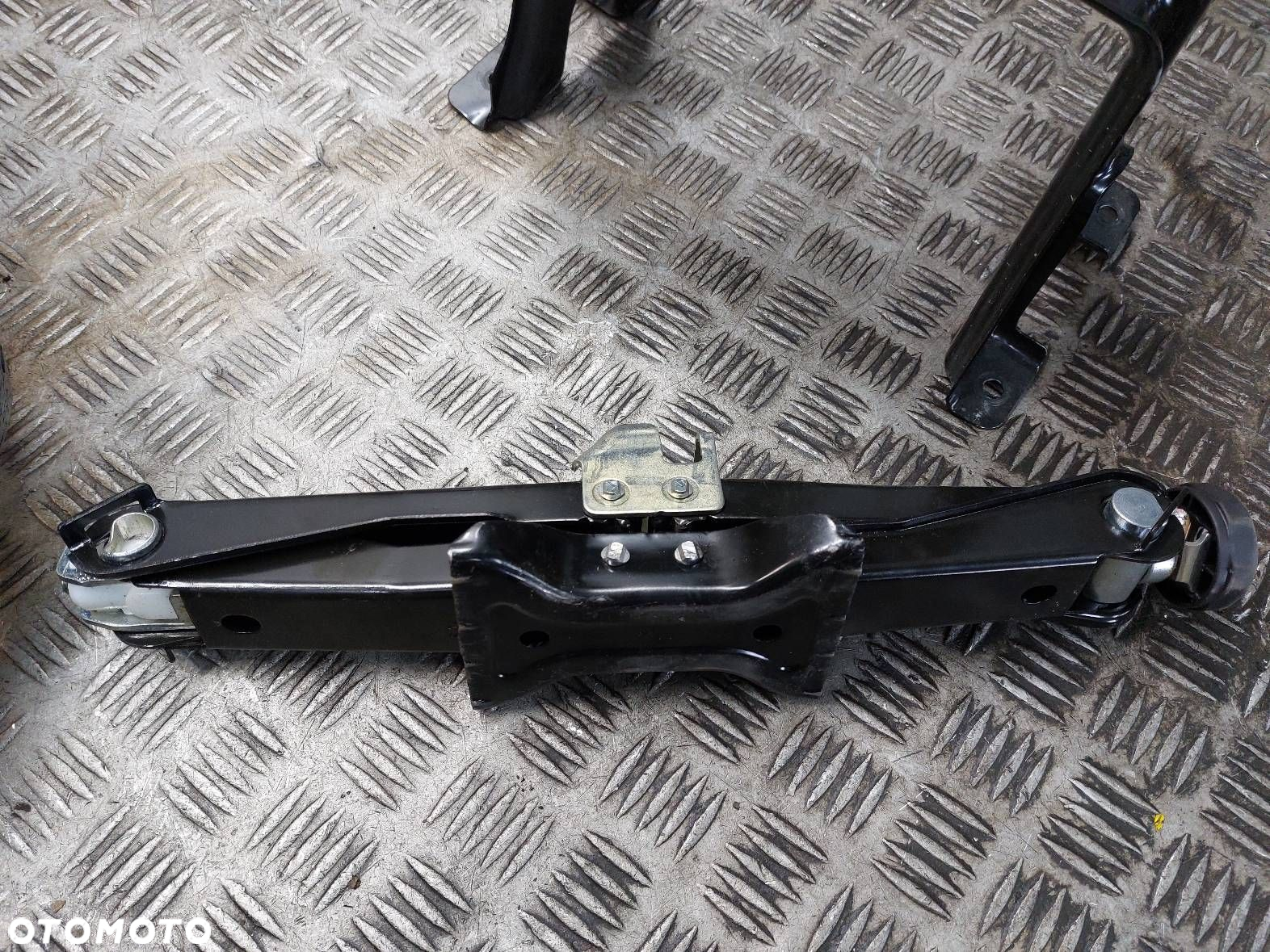 LEWAREK PODNOŚNIK SAMOCHODOWY UCHO AUDI A5 8T 8K0011031D 1120 KG - 12