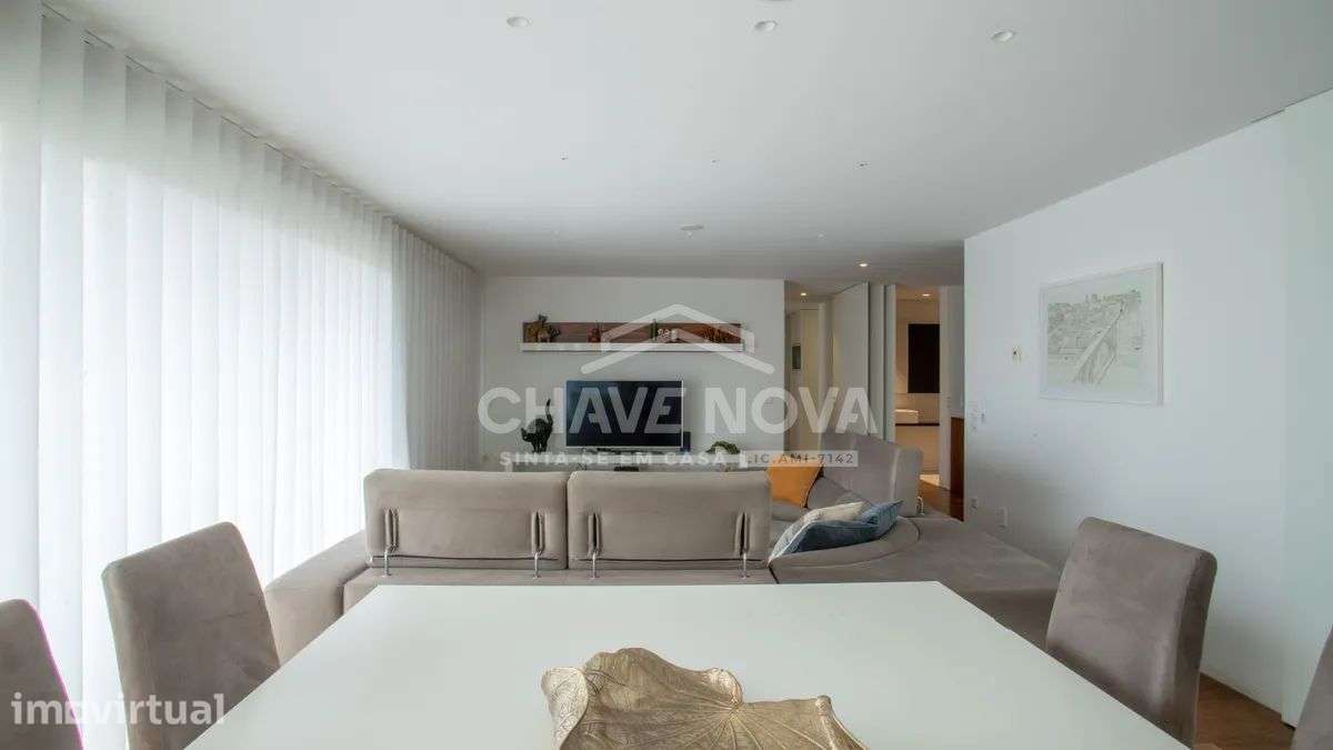 T3 c/ Varanda no Centro de Vila Nova de Gaia - Grande imagem: 2/50