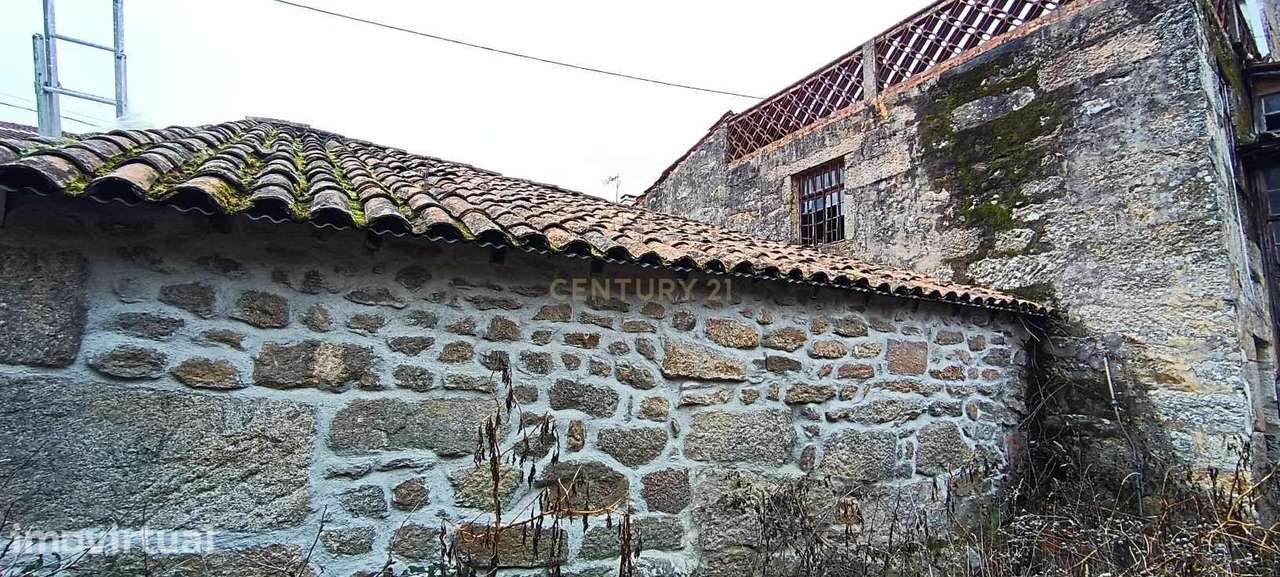Casa com pátio e garagem para vários carros no centro da aldeia. - Grande imagem: 3/16