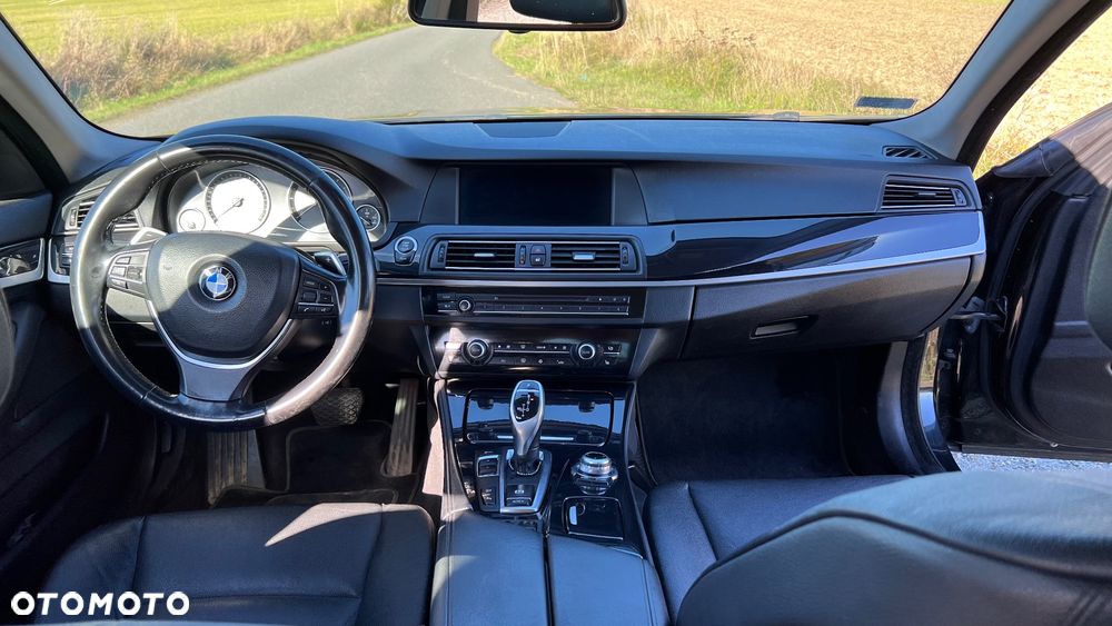 BMW Seria 5 525d xDrive - 14