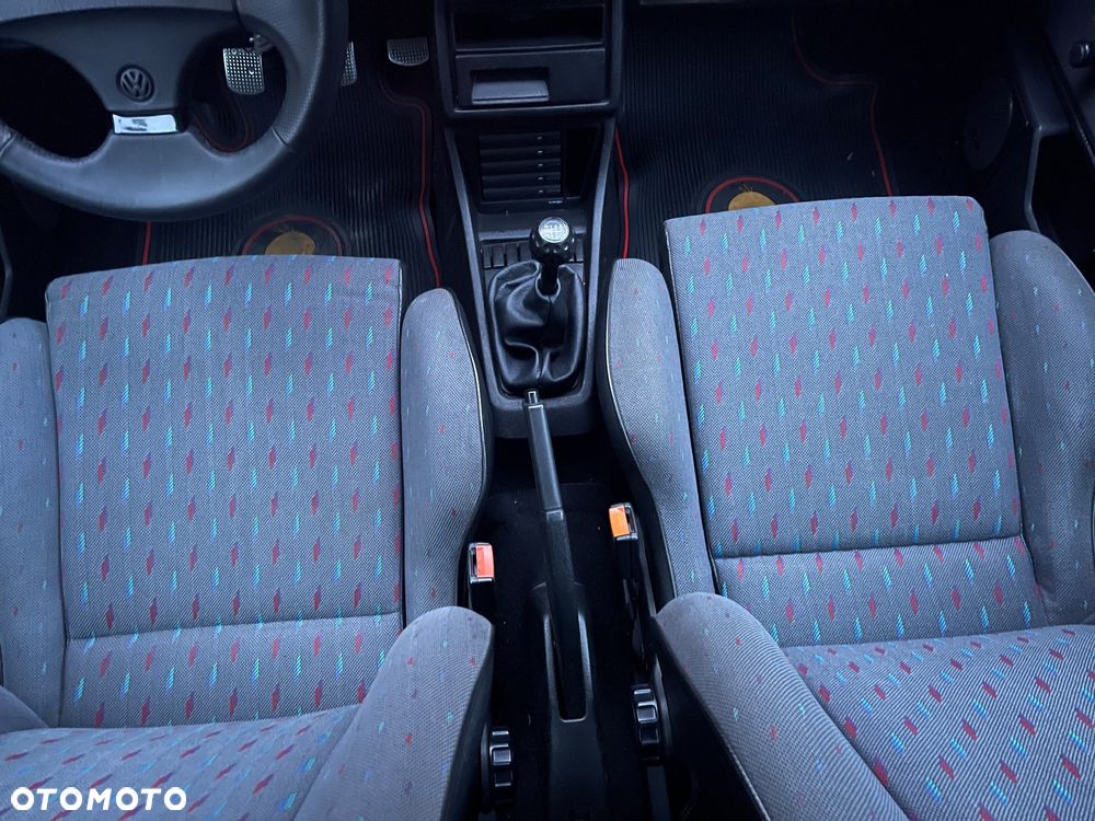 Volkswagen Golf 1.8 GT - 17