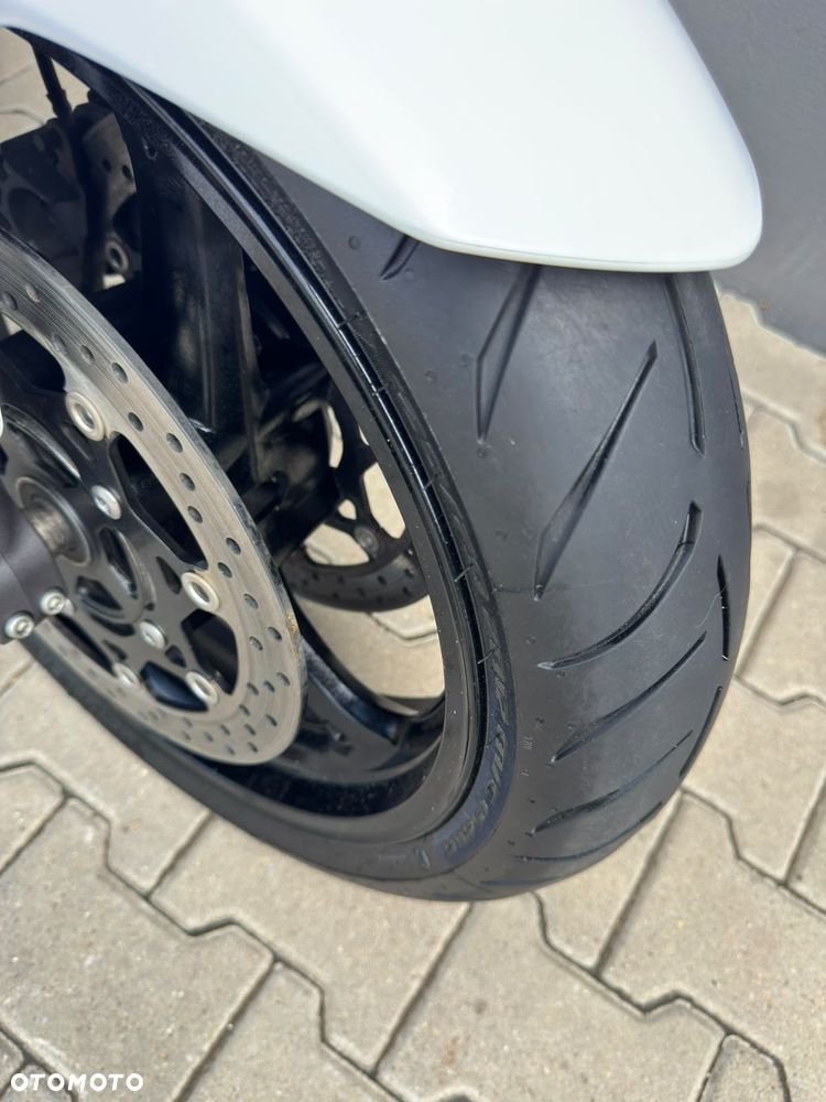 Suzuki GSR - 8
