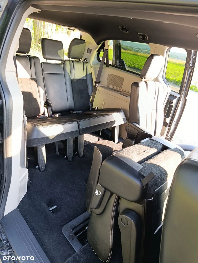 Dodge Grand Caravan - 21