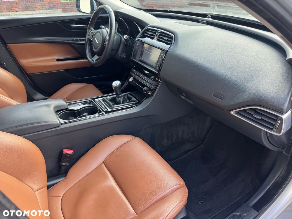 Jaguar XE 2.0 D Portfolio - 16