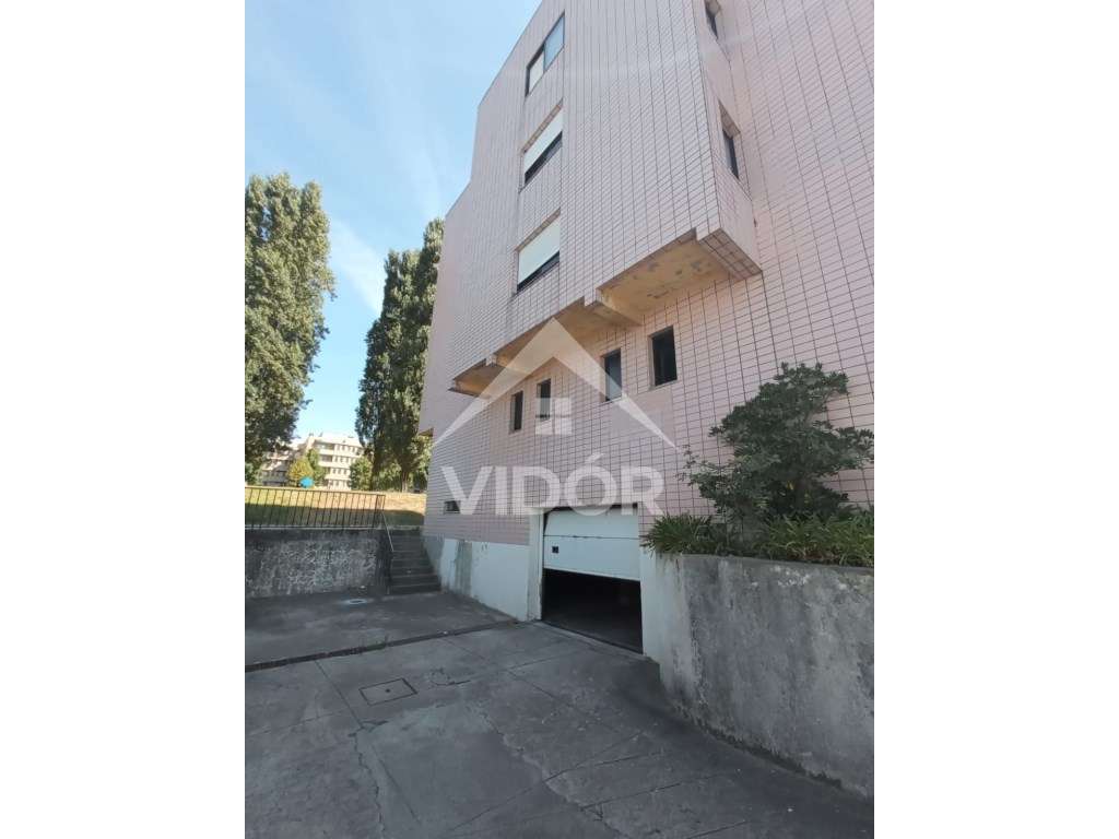 Lugar de Garagem Rua de Diu nos Montes Burgos - Grande imagem: 2/4