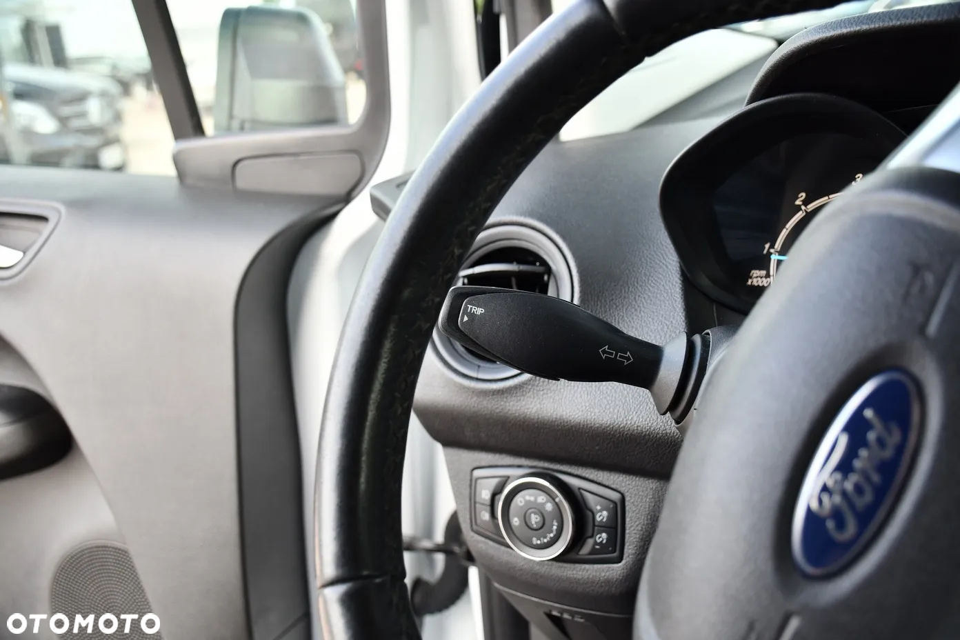 Ford Transit Courier - 36