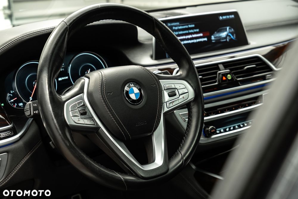 BMW Seria 7 740Li xDrive - 32