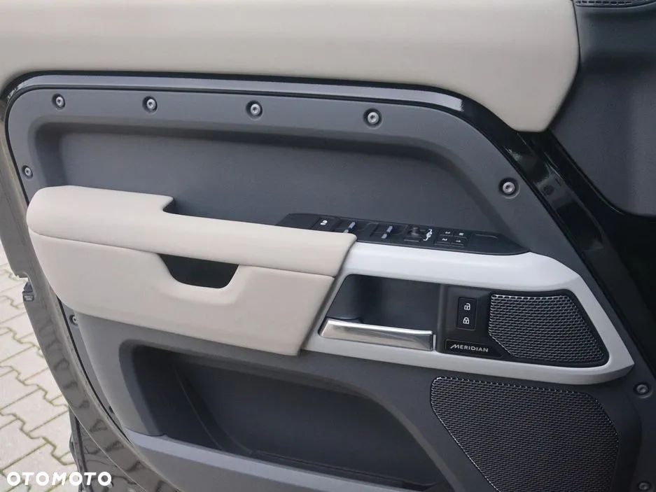 Land Rover Defender - 15