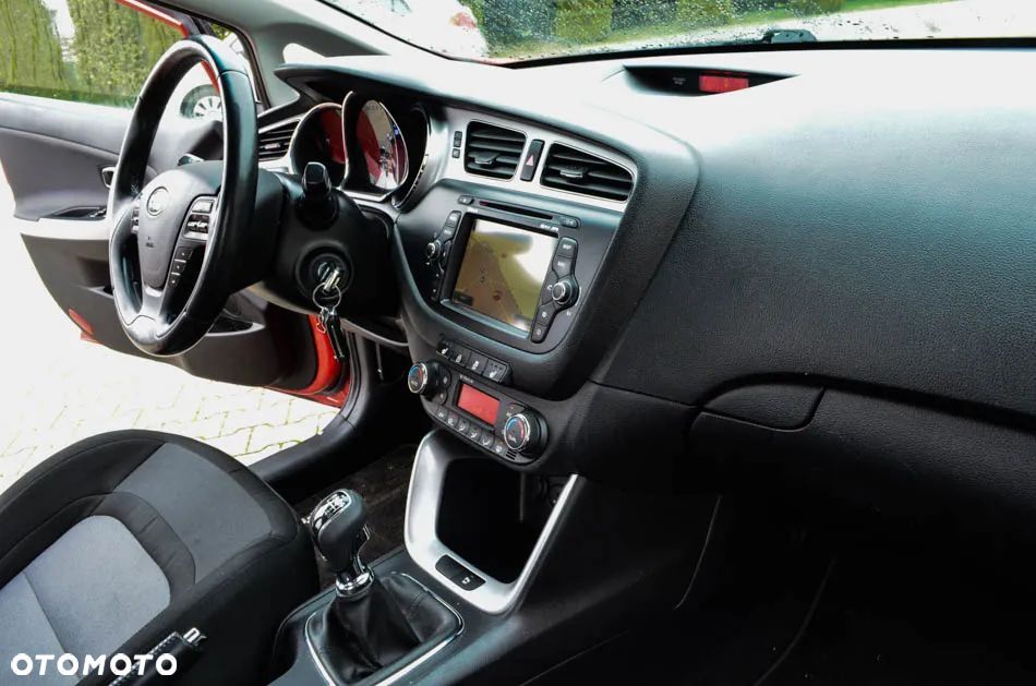 Kia Ceed 1.6 CRDi 128 Fifa World Cup Edition - 36