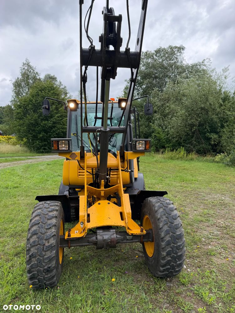 Volvo L25F Ładowarka Kołowa łamana 2015 rok. Jak Nowa! Oryginał łyżka i widły. Mocny silnik 4 cylindry. Zero luzów i wycieków. Aktualne Badania DEKRA BMWT. Wielka Okazja. Maszyna jak nowa z Salonu. 2600 mtg. Pochodzi z Norweskiego urzędu gminy. Dodatkowe linie Hydrauliczne. Szybka wolna Jazda Rewers Hydrostatic. Wersja Norwesk Mocne doświetlenie dodatkowe grzanie. kabina Ogrzewana wentylowana! Zmiana Osprzętu Hydrauliczna! pełne sterowanie z dżojstika! Opony jak Nowe. Podzespoły pomy suche, czytelne tabliczki! OKAZJA - 11
