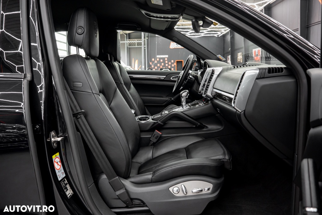 Porsche Cayenne S Diesel Platinum Edition - 12
