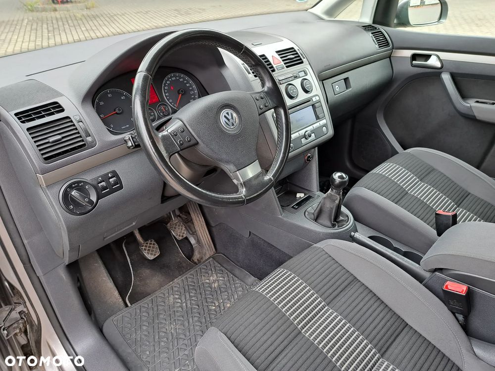Volkswagen Touran - 14