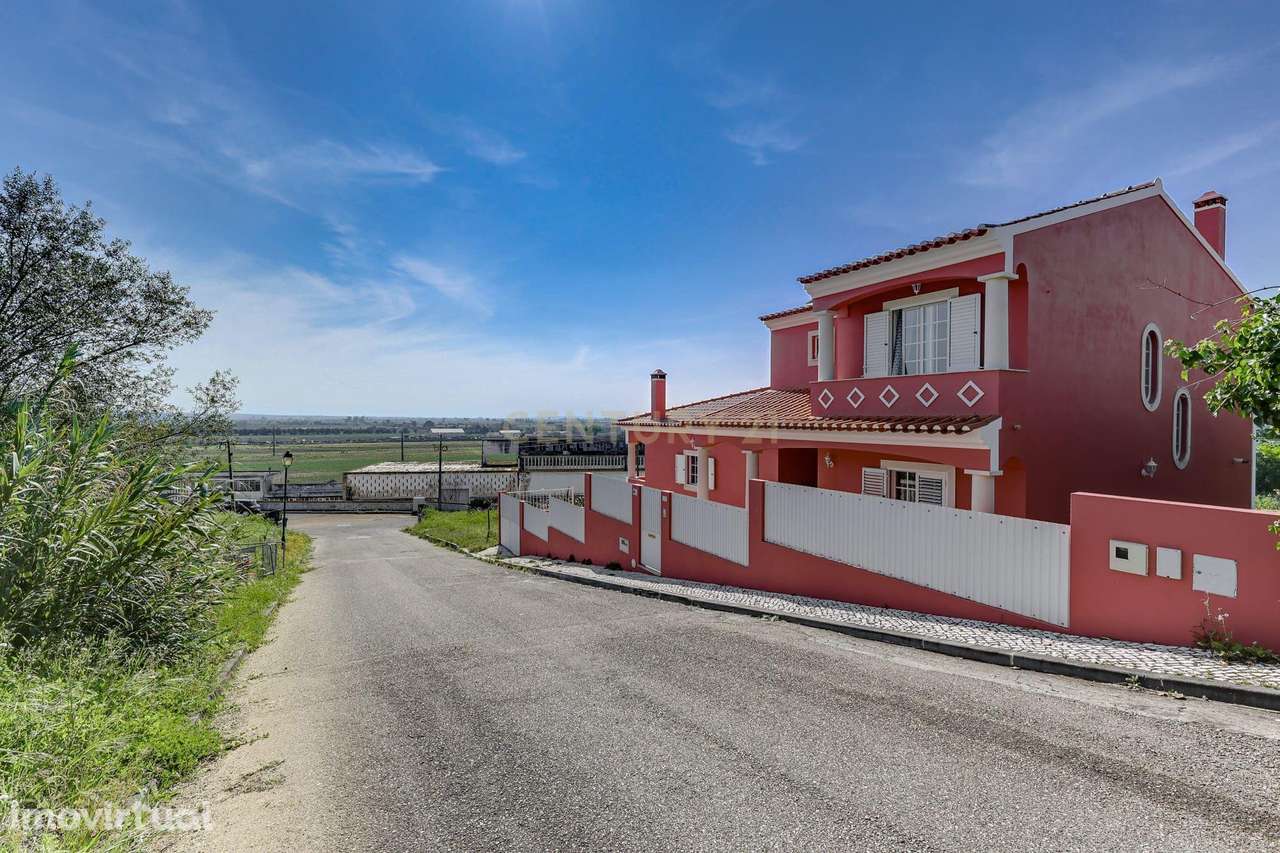 Moradia T5 Isolada na Chamusca – Vista Desafogada para o Campo! - Grande imagem: 2/50