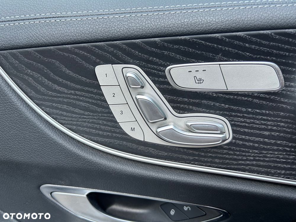 Mercedes-Benz Klasa E 220 d Coupe 4-Matic 9G-TRONIC - 32