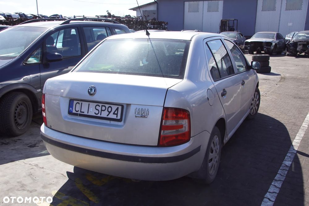 Auto na części - Skoda Fabia I Lift 1.2 12V 64 KM AZQ GSB LF7T 2005R Silnik Skrzynia Drzwi Maska Błotnik Zderzak Klapa Lampa Lusterko Klamka Szyba Deska Kokpit Sterownik Moduł Czujnik Licznik Panel Kierownica - 6