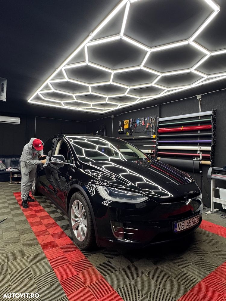 Tesla Model X - 14