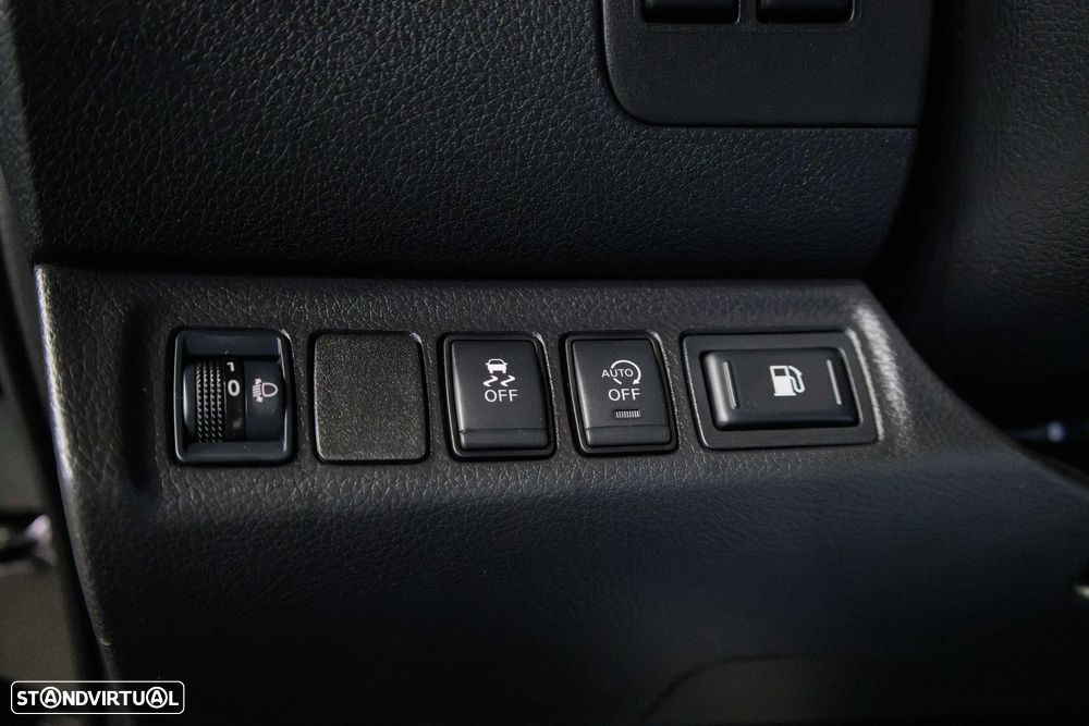 Nissan Navara 2.3 dCi CD 4WD N-Connecta - 36