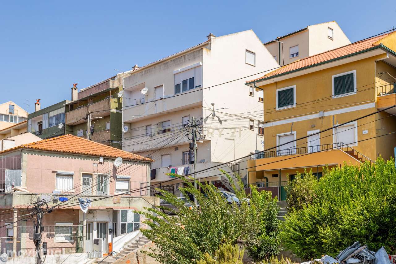 Prédio de 4 pisos com 8 frações no Catujal para investimento. - Grande imagem: 2/10