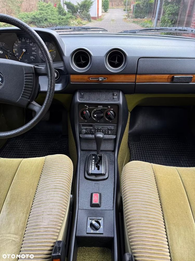 Mercedes-Benz W123 - 17