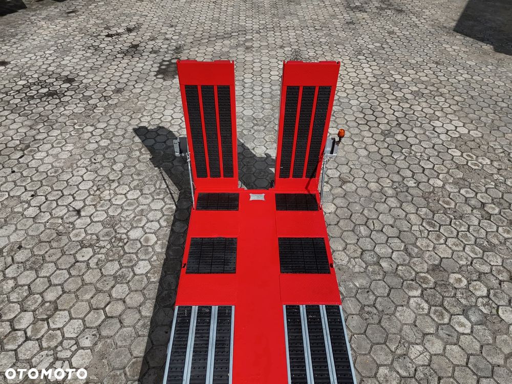 Inny 4 OSIOWA NISKOPODWOZIOWA z zagłębieniami na koła, rozciągana 5.000mm, długie najazdy 70T DMC - 12