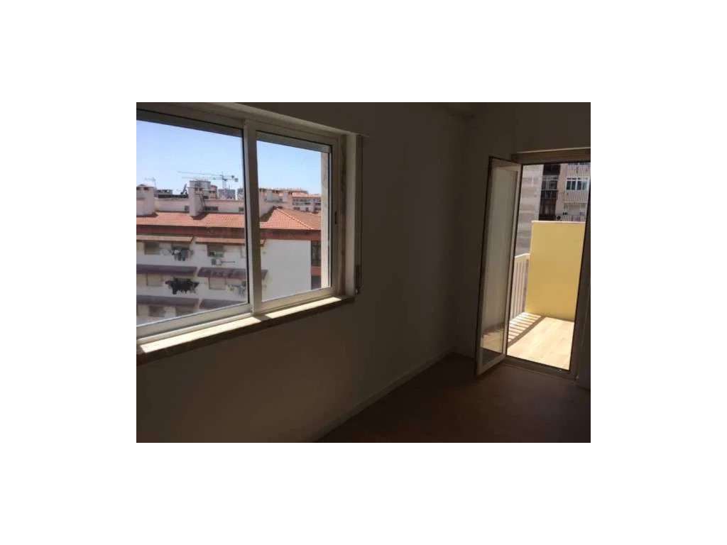Apartamento T3 Totalmente Remodelado - Centro do Casal de São Brás ... - Grande imagem: 3/12
