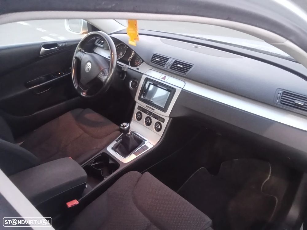 VW Passat 2.0 TDI Trendline BlueMotion - 8