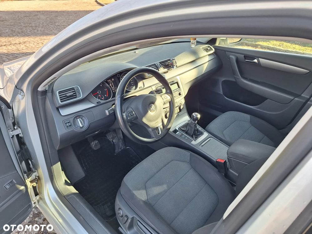 Volkswagen Passat 1.6 TDI Comfortline - 5