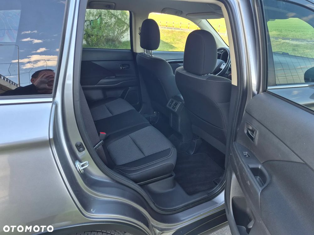 Mitsubishi Outlander - 12